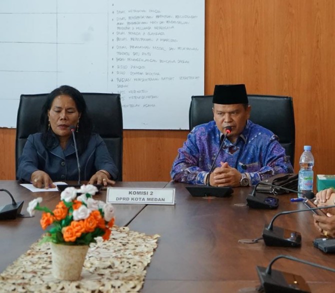 Rapat Dengar Pendapat (RDP) bersama Dinas Pendidikan dan Badan Kepegawaian dan Pengembangan Sumber Daya Manusia (BKPSDM) Pemko Medan, serta Forum Komunikasi Guru Honorer se-Kota Medan, Senin (14/07/2025).