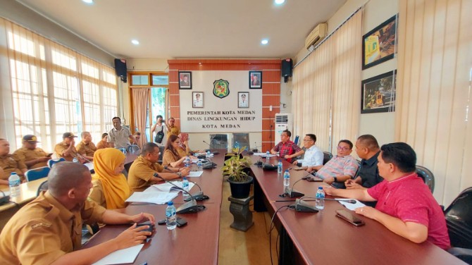 Kunjungan kerja Komisi 4 DPRD Medan ke kantor DLH di Jalan Pinang Baris, Senin (14/7/2025)