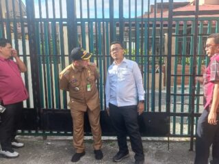 Ketua Komisi 4 DPRD Medan, Paul Mei Anton Simanjuntak, saat meninjau langsung lokasi gang yang telah ditutup dengan pagar, Senin (14/7/2025). Turut mendampingi dalam peninjauan itu anggota komisi Jusuf Ginting Suka, Edwin Sugesti, dan Datuk Iskandar Muda.