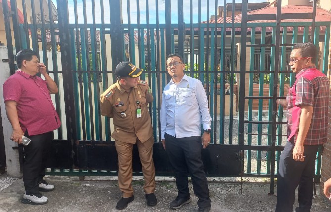 Ketua Komisi 4 DPRD Medan, Paul Mei Anton Simanjuntak, saat meninjau langsung lokasi gang yang telah ditutup dengan pagar, Senin (14/7/2025). Turut mendampingi dalam peninjauan itu anggota komisi Jusuf Ginting Suka, Edwin Sugesti, dan Datuk Iskandar Muda.