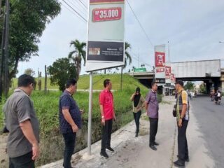 Lailatul saat meninjau langsung lokasi pemasangan reklame ilegal, Selasa (15/7/2025).