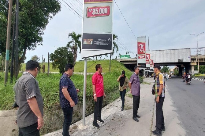 Lailatul saat meninjau langsung lokasi pemasangan reklame ilegal, Selasa (15/7/2025).