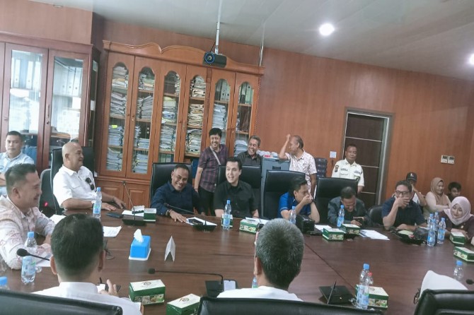 Komisi 1 DPRD Kota Medan kembali menggelar rapat dengar pendapat (RDP) untuk menindaklanjuti persoalan ganti rugi tanah warga yang terdampak proyek revitalisasi Danau Siombak di Kelurahan Paya Pasir, Kecamatan Medan Marelan. Rapat tersebut berlangsung di ruang rapat DPRD Medan, Selasa (15/7/2025).