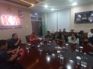 Komisi 4 DPRD Kota Medan meninjau langsung pembangunan tembok yang dilakukan oleh PT Kawasan Industri Medan (KIM) di Jalan Mangaan 7, Gang Tembusan, Lingkungan 16, Kelurahan Mabar, Kecamatan Medan Deli, Rabu (16/7/2025).