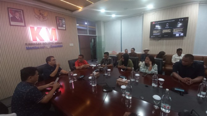 Komisi 4 DPRD Kota Medan meninjau langsung pembangunan tembok yang dilakukan oleh PT Kawasan Industri Medan (KIM) di Jalan Mangaan 7, Gang Tembusan, Lingkungan 16, Kelurahan Mabar, Kecamatan Medan Deli, Rabu (16/7/2025).