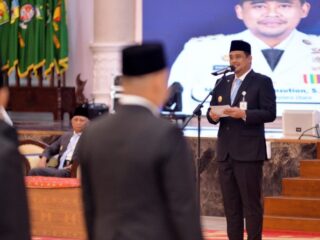 Gubernur Sumatera Utara, Bobby Afif Nasution, melantik 103 pejabat administrator dan fungsional di lingkungan Pemerintah Provinsi Sumatera Utara.