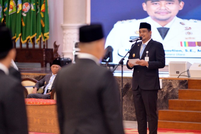 Gubernur Sumatera Utara, Bobby Afif Nasution, melantik 103 pejabat administrator dan fungsional di lingkungan Pemerintah Provinsi Sumatera Utara.