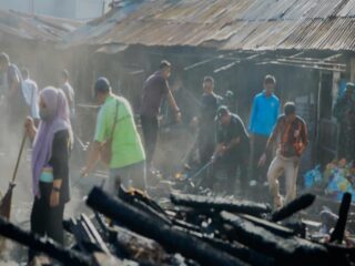 Wali Kota Medan, Rico Tri Putra Bayu Waas, memimpin kegiatan gotong royong sekaligus menyerap aspirasi warga Kecamatan Medan Denai pada Sabtu (19/7/2025).