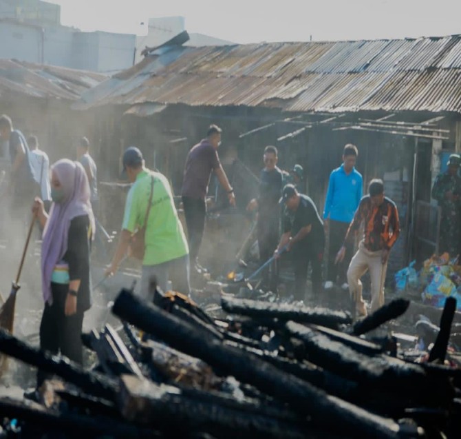 Wali Kota Medan, Rico Tri Putra Bayu Waas, memimpin kegiatan gotong royong sekaligus menyerap aspirasi warga Kecamatan Medan Denai pada Sabtu (19/7/2025).