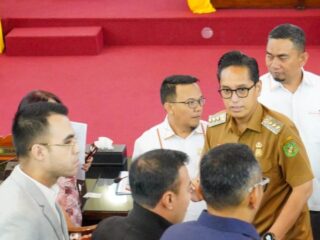 Wali Kota Medan, Rico Tri Putra Bayu Waas, menyampaikan sikap resmi Pemerintah Kota Medan terhadap pandangan umum fraksi-fraksi DPRD Kota Medan terkait Rancangan Peraturan Daerah (Ranperda) perubahan atas Perda Nomor 3 Tahun 2014 tentang Kawasan Tanpa Rokok (KTR), dalam Sidang Paripurna yang digelar Senin (21/7/2025) di Gedung DPRD Medan.
