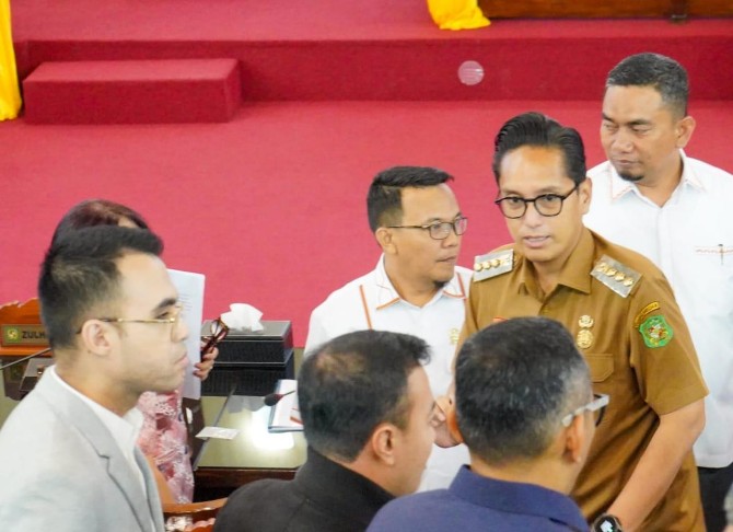 Wali Kota Medan, Rico Tri Putra Bayu Waas, menyampaikan sikap resmi Pemerintah Kota Medan terhadap pandangan umum fraksi-fraksi DPRD Kota Medan terkait Rancangan Peraturan Daerah (Ranperda) perubahan atas Perda Nomor 3 Tahun 2014 tentang Kawasan Tanpa Rokok (KTR), dalam Sidang Paripurna yang digelar Senin (21/7/2025) di Gedung DPRD Medan.