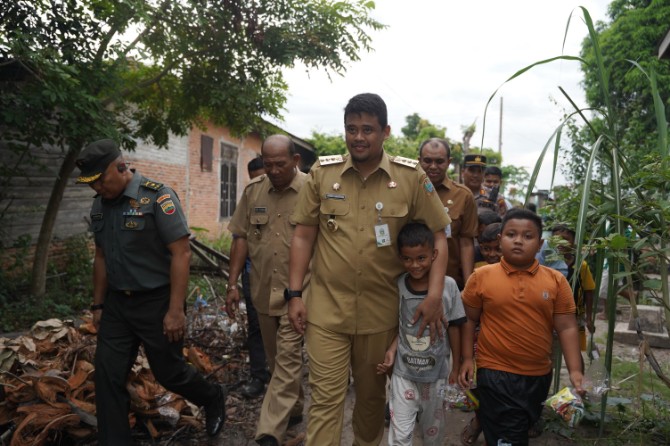 Gubernur Sumatera Utara, Bobby Afif Nasution, melakukan kunjungan kerja ke Desa Pulau Kampai, Kecamatan Pangkalan Susu, Kabupaten Langkat, Senin (21/7/2025).