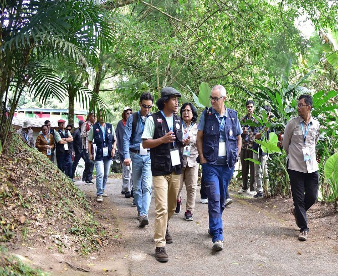 Asesor UNESCO Global Geopark Kaldera Toba, Prof. Jose Brilha, mengaku terkejut saat mengetahui harga tiket masuk ke Geosite Taman Eden 100 di Kabupaten Toba. Menurutnya, pengalaman yang ditawarkan geosite tersebut seharusnya bernilai jauh lebih tinggi.