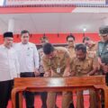 Presiden Prabowo Subianto menyapa Gubernur Sumatera Utara Bobby Afif Nasution saat peresmian secara serentak kelembagaan Koperasi Desa/Kelurahan Merah Putih secara daring, Senin (21/7/2025).