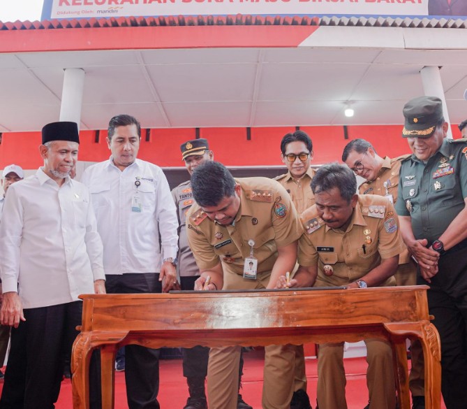 Presiden Prabowo Subianto menyapa Gubernur Sumatera Utara Bobby Afif Nasution saat peresmian secara serentak kelembagaan Koperasi Desa/Kelurahan Merah Putih secara daring, Senin (21/7/2025).