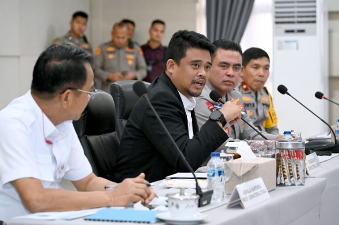 Gubernur Sumatera Utara (Sumut) Muhammad Bobby Afif Nasution bersama Kapolda Sumut, Irjen Pol Wishnu Hermawan Februanto, menggagas sejumlah inovasi untuk mengoptimalkan Pendapatan Asli Daerah (PAD) Sumut pada tahun 2025, terutama dari sektor pajak kendaraan bermotor (PKB) dan Bea Balik Nama Kendaraan Bermotor (BBNKB).