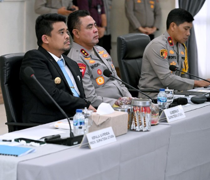 Gubernur Sumatera Utara (Sumut) Muhammad Bobby Afif Nasution turut menyaksikan peluncuran logo dan tema Hari Ulang Tahun (HUT) ke-80 Republik Indonesia yang disiarkan langsung melalui zoom meeting dari Istana Negara, Rabu (23/7/2025).