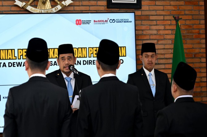 Gubernur Sumatera Utara (Sumut), Muhammad Bobby Afif Nasution, resmi melantik direksi dan dewan komisaris dua Badan Usaha Milik Daerah (BUMD), yakni PT Pembangunan Prasarana Sumatera Utara (PPSU) dan PT Dirga Surya, dalam upacara yang digelar di Anjungan Lantai 9, Kantor Gubernur Sumut, Jalan Pangeran Diponegoro No. 30, Medan, Kamis (24/7/2025).