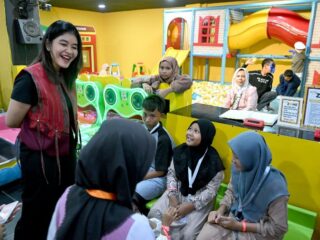 Ketua Tim Penggerak PKK Sumatera Utara, Kahiyang Ayu, mengajak sejumlah anak yatim berbelanja kebutuhan sekolah di salah satu pusat perbelanjaan di Kota Medan, Jumat (25/7/2025).