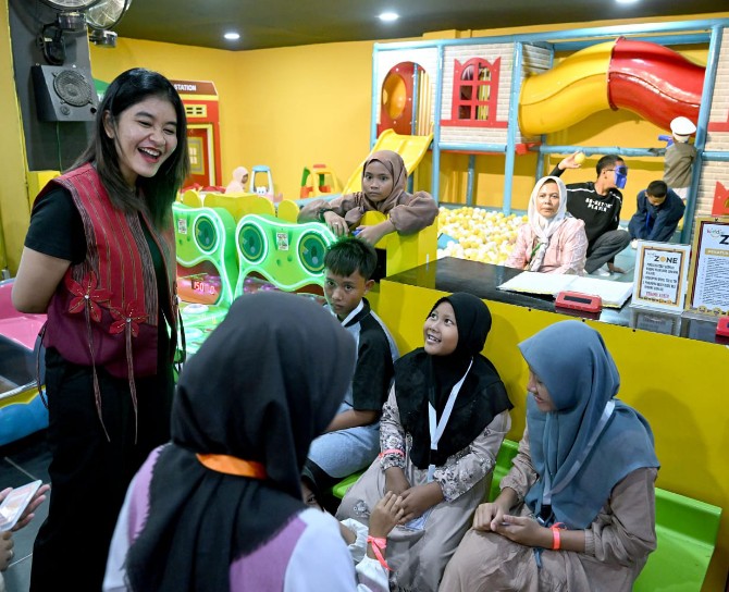 Ketua Tim Penggerak PKK Sumatera Utara, Kahiyang Ayu, mengajak sejumlah anak yatim berbelanja kebutuhan sekolah di salah satu pusat perbelanjaan di Kota Medan, Jumat (25/7/2025).