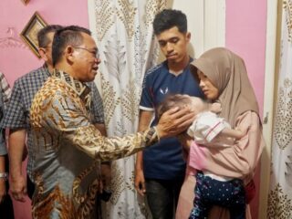 Mendengar kabar tentang seorang balita yang menderita kanker mata, Wakil Wali Kota Medan, H. Zakiyuddin Harahap, segera mendatangi kediaman anak tersebut di Jalan Pancing I, Gang Buntu, Kelurahan Besar, Kecamatan Medan Labuhan, Sabtu (26/7/2025).