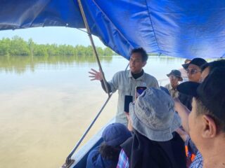 Tim Yakopi dan tim media sampai di saung Kelompok Tani Penghijauan Maju Bersama Dusun X Paluh Baru Desa Pasar Rawa.