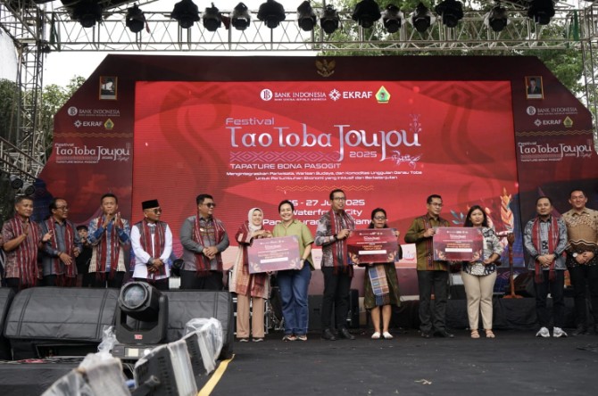 Direktur Keuangan dan TI Bank Sumut, Arieta Aryanti menghadiri Festival Tao Toba Jou Jou 2025 yang digelar pada 25–27 Juli di Pangururan, Samosir sebagai wujud kehadiran Bank Sumut memperkuat sektor kreatif dan inklusif.