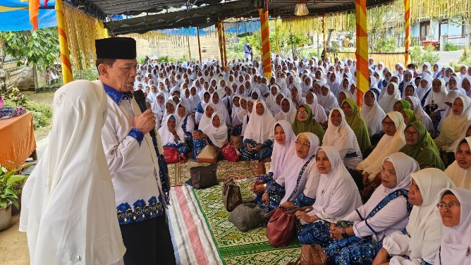 Bupati Tapanuli Selatan periode 2010-2015 dan 2016-2021, H. Syahrul M. Pasaribu, hadiri pengajian akbar sekaligus peringatan tahun baru 1 Muharram 1447 Hijriyah tingkat Kecamatan Arse di Desa Aek Haminjon, Minggu (27/7/2025).