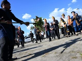 Gubernur Sumatera Utara, Muhammad Bobby Afif Nasution, menegaskan komitmennya untuk mempercepat pembangunan infrastruktur dan mendukung perekonomian rakyat, khususnya pelaku usaha kecil, di Kabupaten Pakpak Bharat. Pernyataan itu disampaikannya saat menghadiri peringatan Hari Jadi ke-22 Kabupaten Pakpak Bharat di Alun-alun Salak, Senin sore (28/7/2025).