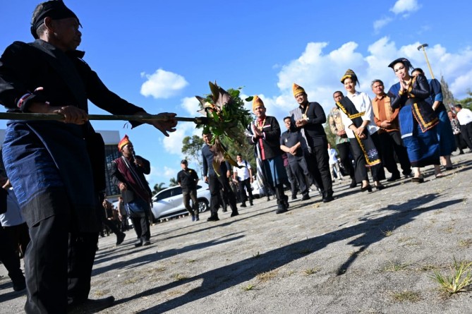 Gubernur Sumatera Utara, Muhammad Bobby Afif Nasution, menegaskan komitmennya untuk mempercepat pembangunan infrastruktur dan mendukung perekonomian rakyat, khususnya pelaku usaha kecil, di Kabupaten Pakpak Bharat. Pernyataan itu disampaikannya saat menghadiri peringatan Hari Jadi ke-22 Kabupaten Pakpak Bharat di Alun-alun Salak, Senin sore (28/7/2025).