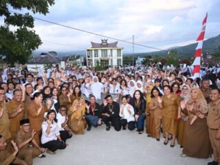 Gubernur Sumatera Utara (Sumut) Bobby Nasution, didampingi Ketua Tim Penggerak (TP) Pemberdayaan Kesejahteraan Keluarga (PKK) Sumut Kahiyang Ayu, melakukan peninjauan langsung fasilitas SMA Negeri 1 Salak, yang berlokasi di Jalan Sikadang Njandi, Boang Manalu, Kecamatan Salak, Kabupaten Pakpak Bharat, Senin (28/7/2025).