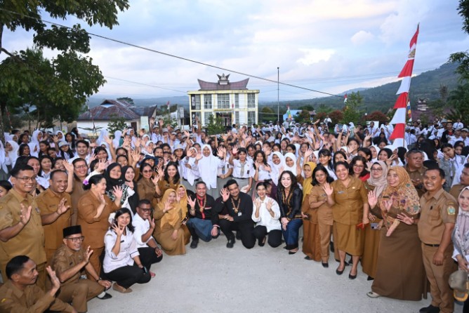 Gubernur Sumatera Utara (Sumut) Bobby Nasution, didampingi Ketua Tim Penggerak (TP) Pemberdayaan Kesejahteraan Keluarga (PKK) Sumut Kahiyang Ayu, melakukan peninjauan langsung fasilitas SMA Negeri 1 Salak, yang berlokasi di Jalan Sikadang Njandi, Boang Manalu, Kecamatan Salak, Kabupaten Pakpak Bharat, Senin (28/7/2025).