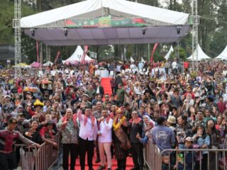 Gubernur Sumatera Utara, Bobby Nasution, disambut meriah oleh puluhan ribu warga saat membuka Festival Bunga dan Buah Tanah Karo 2025 di Berastagi, Kamis (31/7).