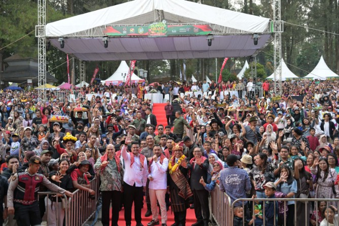 Gubernur Sumatera Utara, Bobby Nasution, disambut meriah oleh puluhan ribu warga saat membuka Festival Bunga dan Buah Tanah Karo 2025 di Berastagi, Kamis (31/7).