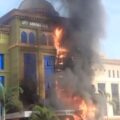 Kobaran api melahap Gedung Hotel Madinah Al Munawarroh di kompleks Asrama Haji Medan, Rabu, 30 Juli 2025 siang.