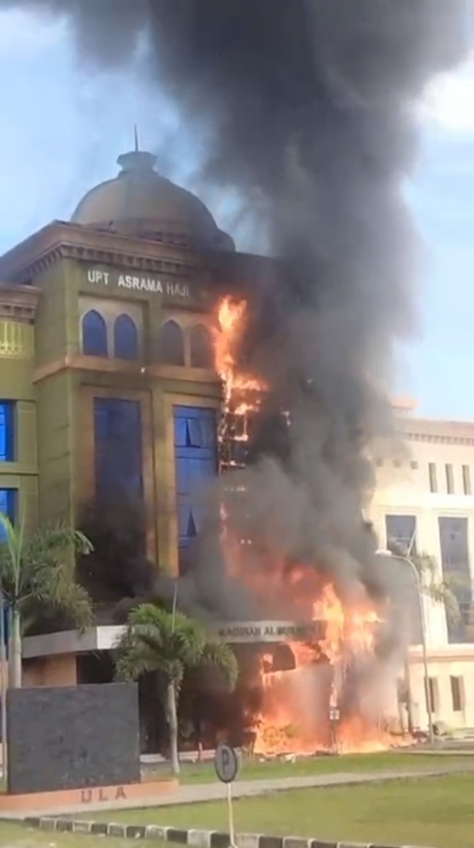 Kobaran api melahap Gedung Hotel Madinah Al Munawarroh di kompleks Asrama Haji Medan, Rabu, 30 Juli 2025 siang.