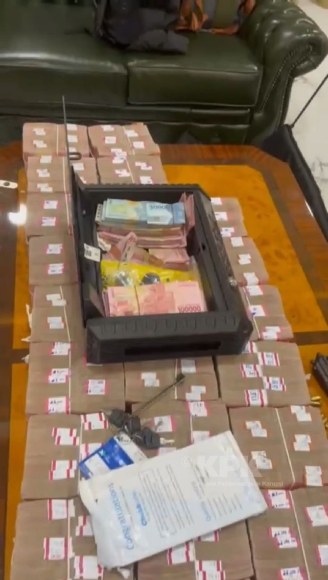 KPK menggeledah rumah rumah Kadis PUPR Sumut nonaktif Topan Ginting (TOP) terkait kasus dugaan korupsi proyek jalan di Mandailing Natal, Sumut. KPK menemukan uang Rp 2,8 miliar hingga senjata api (senpi).