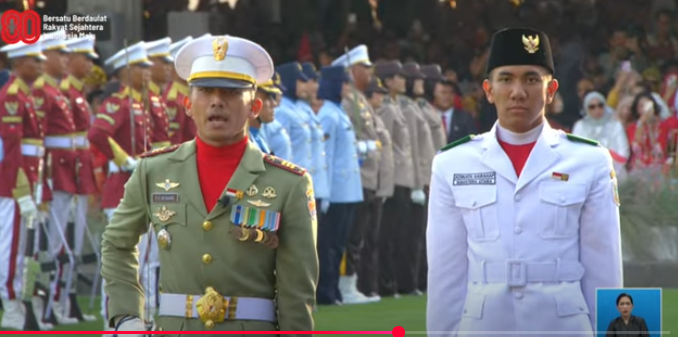 ANAK SUMUT- Dua putera Sumut, Adinata K Harahap (kanan) berdampingan dengan Danki Paskibraka 2025 Kapten Inf XD Hutagaol dalam prosesi upacara penurunan bendera Sang Merah Putih di Istana Merdeka, 17 Agustus 2025, sore. Keduanya merupakan putera asli Sumatera Utara.(YT Setpres/Kaldera)