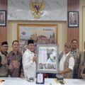 Pengurus Formaji menyerahkan plakat dan cenderamata kepada Kakanwil kemenag Sumut, Ahmad Qosbi, Jumat (1/8/2025).