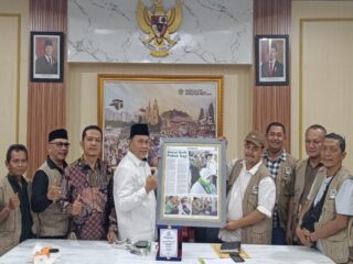 Pengurus Formaji menyerahkan plakat dan cenderamata kepada Kakanwil kemenag Sumut, Ahmad Qosbi, Jumat (1/8/2025).