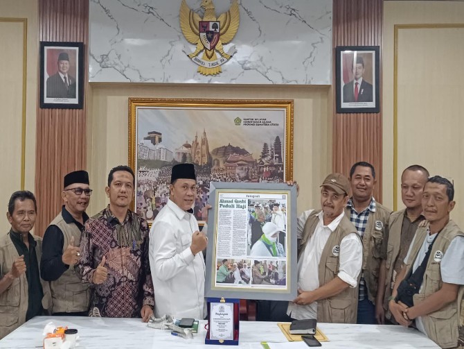 Pengurus Formaji menyerahkan plakat dan cenderamata kepada Kakanwil kemenag Sumut, Ahmad Qosbi, Jumat (1/8/2025).