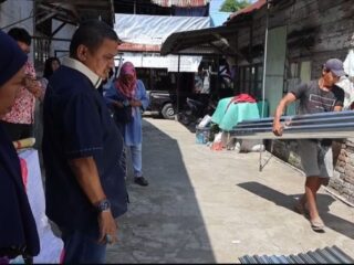 Ketua Fraksi Partai Demokrat DPRD Kota Medan, Iswanda Ramli berikan bantuan terhadap warga korban angin puting beliung Jalan Brigjen Katamso Gang Masjid, Kelurahan Kampung Baru, Kecamatan Medan Maimun, Sabtu (2/8/2025).