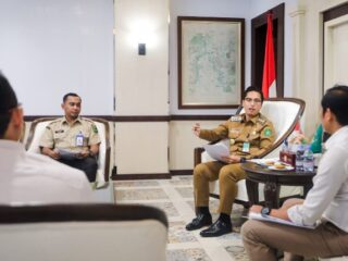 Usai menghadiri rapat paripurna DPRD Kota Medan, Wali Kota Medan Rico Tri Putra Bayu Waas menerima audiensi dari jajaran PT Medan Binjai Toll di Balai Kota, Senin (4/8/2025).