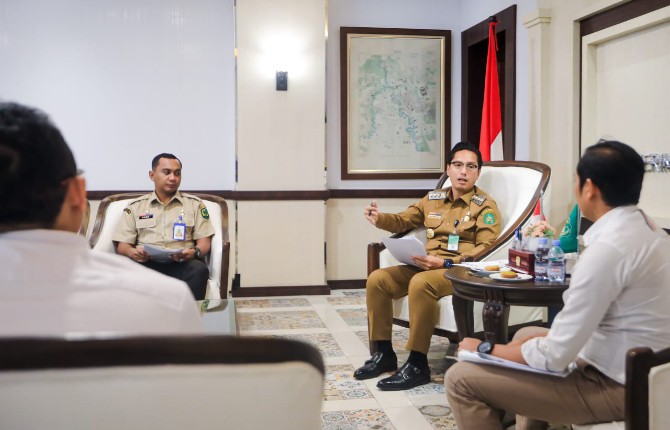 Usai menghadiri rapat paripurna DPRD Kota Medan, Wali Kota Medan Rico Tri Putra Bayu Waas menerima audiensi dari jajaran PT Medan Binjai Toll di Balai Kota, Senin (4/8/2025).