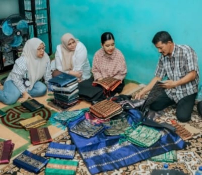 Ketua Dewan Kerajinan Nasional Daerah (Dekranasda) Sumatera Utara, Kahiyang Ayu, menunjukkan komitmen nyata dalam mendukung pelestarian budaya lokal dengan mengunjungi sentra pengrajin songket di Desa Silo Bonto, Kecamatan Silau Laut, Kabupaten Asahan, Senin (4/8/2025).