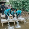 Ketua Tim Penggerak Pemberdayaan dan Kesejahteraan Keluarga (TP PKK) Provinsi Sumatera Utara Kahiyang Ayu, bersama Staf Ahli I TP PKK Sumut Titiek Sugiharti, menabur 15.000 benih ikan nila. Kegiatan tersebut berlangsung di Desa Pematangserai, Kecamatan Tanjungpura, Kabupaten Langkat, Selasa (5/8/2025).