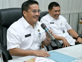 Pemprov Sumut menetapkan target ambisius. Seluruh kabupaten dan kota wajib menghentikan praktik pengelolaan sampah terbuka (open dumping) paling lambat 2026.