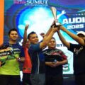 Komisaris Independen Bank Sumut, Erlina mendampingi penyerahan piagam penghargaan pada Auditors Cup 2025 Tournament yang digelar Bank Sumut dan diikuti oleh 18 instansi pengawasan di Sumatera Utara.