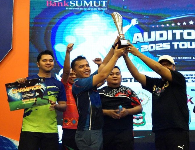 Komisaris Independen Bank Sumut, Erlina mendampingi penyerahan piagam penghargaan pada Auditors Cup 2025 Tournament yang digelar Bank Sumut dan diikuti oleh 18 instansi pengawasan di Sumatera Utara.