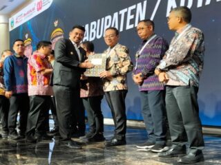 Gubernur Sumatera Utara Bobby Nasution saat menyerahkan DBH kepada walikota dan bupati se Sumut di Kantor Gubernur Sumatera Utara, Jumat (8/8/2025). Foto: Reza Sahab/kaldera.id